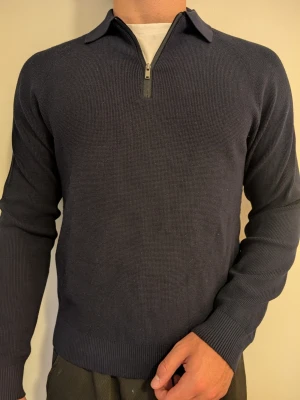 Navy quarter-zip sweater, size M - Navy quarter-zip sweater with a collar, size M. Zara. Comfy for everyday wear, works great as a layer under a jacket. No damage, just normal wear. Model: 182cm | 83kg.