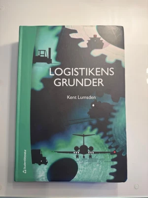 Logistikens Grunder av Kent Lumsden - Kursbok i logistik som ger en introduktion och fördjupning i logistikämnet. Boken har hårda pärmar i grönt och svart med illustrationer av transportmedel och kugghjul. Skriven av Kent Lumsden och utgiven av Studentlitteratur. Tredje upplagan.