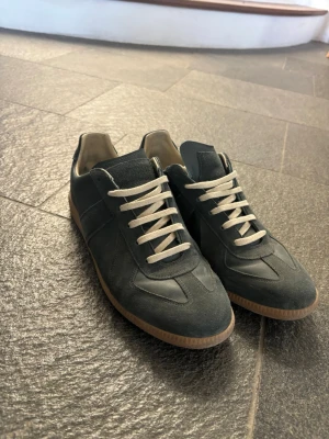 Maison margiela gats - Riktigt snygga och ovanliga gröna gats, väldigt fint skick och endast använda ett fåtal gånger. Självklart äkta och box samt kvitto finns!