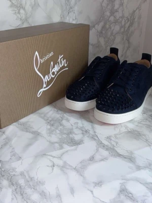 Louboutin sneakers navy blue - Hej, säljer mina Louboutin sneakers i färg navy blue suede, dom är i storlek 43 och i mycket bra skick då dom inte har några defekter osv.vid frågor och funderingar är det bara att skriva