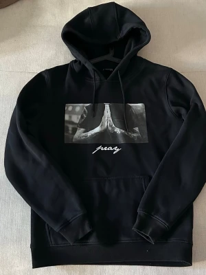 Svart hoodie med tryck och text - Snygg svqrt hoodie med grafiskt tryck, riktigt skön och sitter väldigt snyggt.