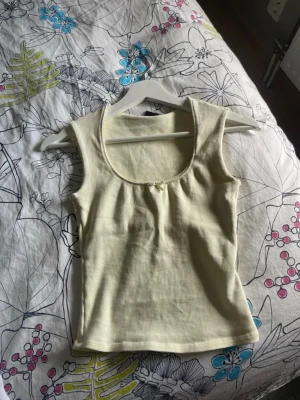 Populärt gulligt linne - Superrrrrrsött linne från Gina i storlek xs! I nyskick, knappt använd 🥰🫶🏻går ej att köpa längre  I ljusgul/butteryellow
