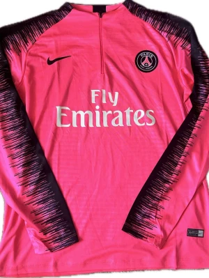 PSG tröja - Säljer denna snygga psg long sleeve i storlek L, perfekt för idrotts aktiviteter osv, knappt använd kanske max 2-3 gånger, pris kan diskuteras!! Tveka inte att skriva!! 