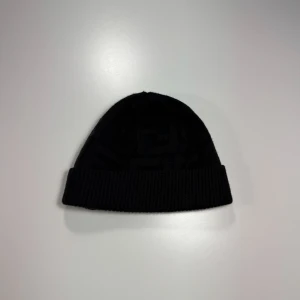 Fendi Beanie ull - 100% ull mycket gott begagnat skick! Storlek: L. Passar: S-L (stretchigt material)
