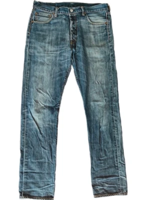 Levis 105 jeans  - Säljer ett par klassiska blå jeans med raka ben och lätt slitna detaljer. Jeansen har fem fickor, knappgylf och kontrastsömmar. Perfekta för en avslappnad och trendig look. Materialet är denim i bomull. Pris kan diskuteras, skriv vid frågor 🔥🤝
