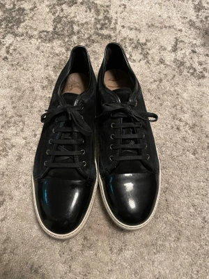 Svarta Lanvin skor - Snygga svarta skor från Lanvin. Storlek är ungefär 48,5 Innersulan saknas. Pris kan diskuteras vid snabb affär🙃