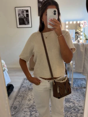 Stickad kortärmad tröja - Snygg beige/creme stickad tshirt från Vero Moda som ja klippt själv. Fint skick och perfekt till hösten!