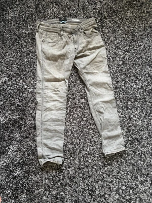 Replay ANBASS - Snygga grå slim fit jeans från ANBASS med klassisk femficksdesign och dragkedjegylf. Jeansen har raka ben och är tillverkade i ett mjukt denimtyg som ger en bekväm passform. Perfekta för dig som gillar en stilren och modern look. Dom har lite deffekter men inget märkbart kan ge mer bilder!