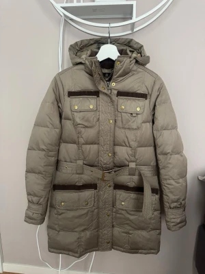 Barbour vinterjacka - Jättesnygg vinterjacka i dun i fint skick från Barbour. Medellång i modellen. Nypris var ca 4000kr. Storlek S.