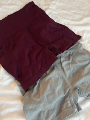 2-pack gym shorts dam - Två par gym shorts i färgerna vinröd och grå med en scrunch-söm för att framhäva din rumpa, köps inte separat!