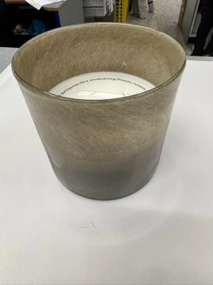 Stor beige glaslykta 15cm hög  - Säljer en stor och stilren glaslykta i beige ton med marmorerad effekt. Perfekt som dekoration eller för att skapa mysig stämning med ett blockljus. Tillverkad i glas och har en rund, cylinderformad design.