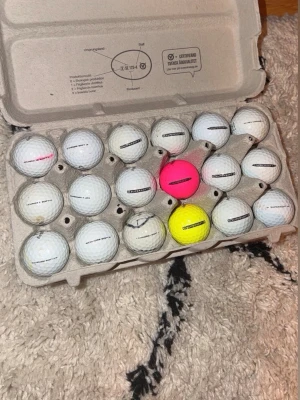 Callaway golfbollar -  Säljer 18st Callaway bollar av modellerna chrome soft 7st, 10 st supersoft och 1 hex chrome. Bollarna är i A-c klass. 