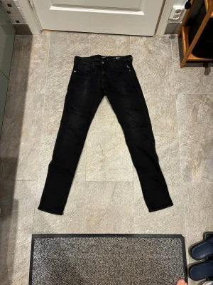 Replay anbass jesns - Säljer dessa fina Replay Anbass jeans. Storlek w33. 
