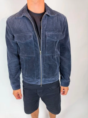 Men's Navy Corduroy Zip Jacket - Snygg Manchester jacka från Therese glory days.