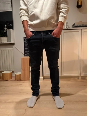 Dondup George  -  Dondup jeans george storlek 35 ny pris 4000  har mått vid midja och längd. Hör av dig vid frågor 