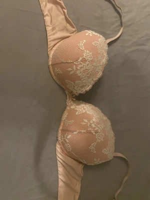 Rosa Bh - Jätte söt bh med spets detaljer och en rosett i mitten, strl 80B men passar en 75B också.