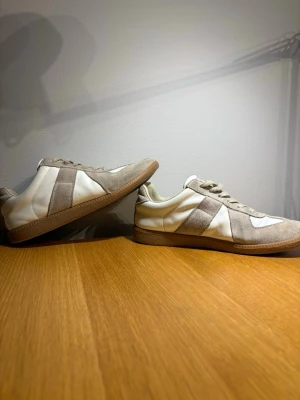 Maison Margiela skor - Säljer mina Maison Margiela. Har använt dem få gånger och de är fortfarande i väldigt fint skick. Säljer då jag inte använder dem längre. Vid frågor 📩