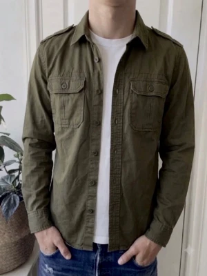 Grön overshirt - Säljer en fet overshirt på storlek M, kan skicka bilder osv, pris tänktr jag 700 men det är inte hugget i sten. Skickar samma dag som man köpt.