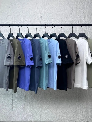 Flera färgglada t-shirts med ficka - Säljer flera t-shirts i olika färger som grå, olivgrön, blå, svart och vit. Alla har korta ärmar och en unik ficka med rund detalj på ärmen. Perfekt för dig som vill ha en clean men ändå cool look. Materialet känns mjukt och skönt, troligtvis bomull.