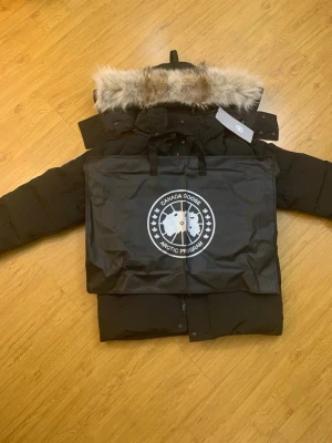 Canada Goose  - Bästa kvalitet för priset. Passar både M och L. Den är jätte puffer och håller dig varm hela vintern. Du kommer aldrig att hitta bättre