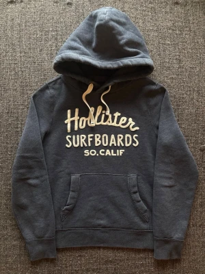 Hollister hoodie ~ sällsynt  - Säljer nu denna sjukt snygga Hollister hoodien | st M ~ 175–185cm | passar perfekt nu till kyligare dagar! Modellen produceras inte längre och är därav väldigt sällsynt. Kan även gå ner lite i pris vid snabb affär🍁🫶