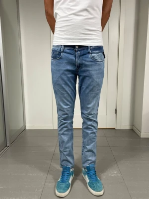 Replay Anbass Jeans  - Säljer nu dessa Replay Anbass Jeans, W30 o L30 med mått ca 38 o 100 cm. Moddelen är 183 o väger 68 kg, skriv för fler bilder/frågor🙌🏼 