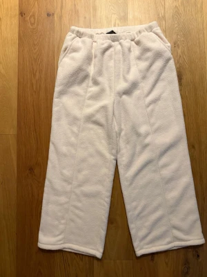 Teddybyxor ASOS Design - Helt Nya - Otroligt sköna men gillade inte hur de satt på mig och orkade inte ta tag i att fixa retur, så de har bara legat i garderoben senaste året. 😁Jättemjukt och gosigt teddymaterial på både insida & utsida, håller garanterat dig varm och skön när det blir kallare ute! 😝 Något stora i storlek. Helt nytt skick och färgen är creme. Se näst sista bilden för material. 😊 Nypris var ca. 350:- 
