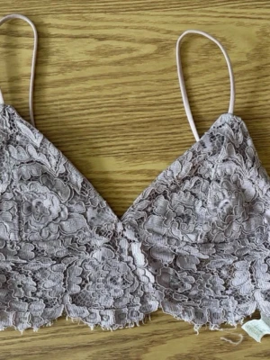 Ljuslila spets bralette med smala band - Söt ljuslila bralette med tunna axelband och detaljerad spets över hela toppen. Toppen har v-ringning och justerbara band för skön passform. Perfekt att bära under en skjorta eller som ett statement-plagg. Aldrig använd endast testad. 