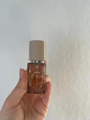 CAIA Le Soir Eau de Parfum - Säljer en CAIA Le Soir Eau de Parfum i 15 ml storlek. Parfymen är använd några gånger men mycket finns kvar i flaskan.