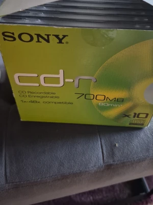 Sony CD-R 700MB 10-pack - Säljer ett 10-pack Sony CD-R skivor med 700MB lagringsutrymme och 80 minuters inspelningstid. Passar för att bränna musik, filer eller backup. Kompatibla med 1x-48x hastighet. Perfekt för dig som gillar att spara data på fysiska skivor.