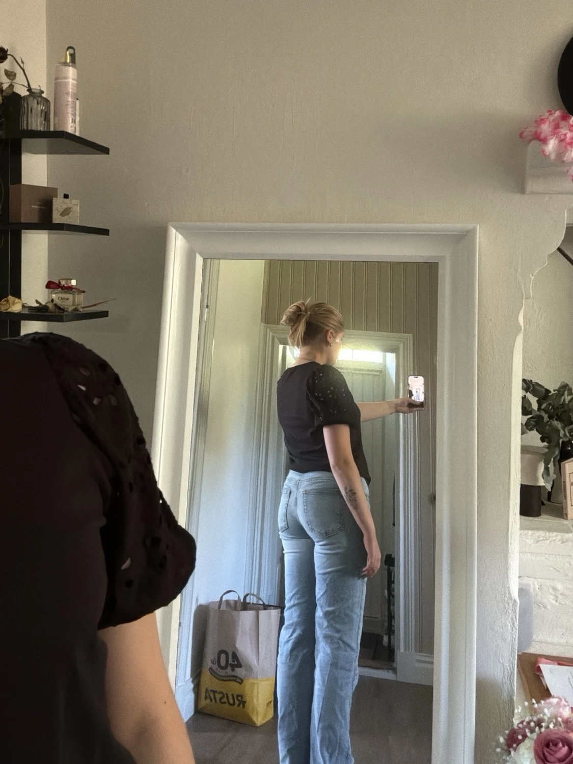 Svart topp med puffärm och spetsdetaljer - 2