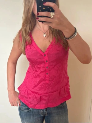 Rosa ärmlös topp med volang