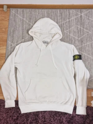 Vit Stone island hoodie -  vit hoodie med huva 
