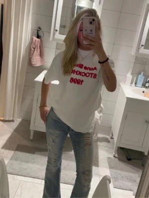 Vit  Acne Studios T-shirt - Säljer min jättefina Acne Studios med tryck i rosa text 'Acne Studios t-shirt i storlek S