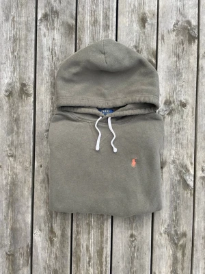 Ralph Lauren Hoodie | Khaki/Olivgrön | Strl M - Ralph Lauren hoodie i en stilren khaki/olivgrön färg och storlek M.  ✔️ Storlek M  ✔️ Khaki/olivgrön  ✔️ Ralph Lauren  ✔️ Klassisk hoodie-modell  ✔️ Enkel att matcha och passar till många olika outfits  Skick: Mycket bra (se bilder)   Packas noggrant och skickas snabbt.  Hör gärna av dig om du undrar något eller bara om du har en dålig dag.❤️ Jag är alltid öppen till bud! 