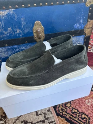 Italienska mocka loafers  - Loafers likt summer walks från Loro piana, storlek 42