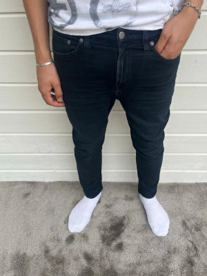 Nudie jeans marinblå slim - Hej! Säljer dessa snygga nudie jeans i en marinblå färg. Modellen på bilden är 183 och väger 68kg. Jeansen är i ett gott skick och är lite lite slitna i grenen men är inte hål igenom. Det är gratis att lämna in till skräddare hos nudie ifall om att någonting skulle hända. Passformen är slim och har storleken W31/L30.  Bilderna råkade bli lite suddiga och otydliga på sista bilderna så det är bara att fråga om tydligare bilder eller annat! Mvh DC ♦️