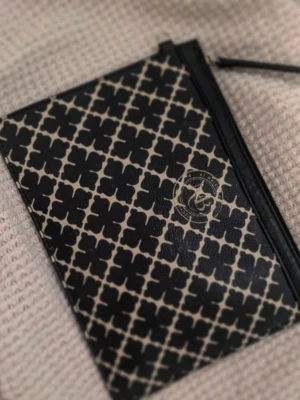 By Malene birger glutch - By Malene birger kuvertväska i jätte fint skick. Bandet som ska följa med väsksn har jag tyvärr tappat bort så därav priset.  Jag kan även tänka mig att byta väskan emot samma produkt fast i annan färg.