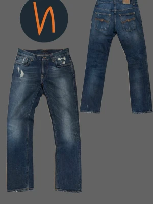 Nudie jeans med slitningar - Säljer nu dessa nudie jeans i modellen thin finn Storlek: 33/32 De har snygga slitningar vid fickorna både bak och fram Väldigt bra skick och inga defekter! Skriv gärna vid någon fundering! #