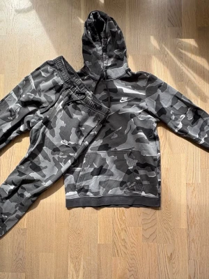 Nike camo mjukisset - Snyggt mjukissett från Nike i grått camomönster. Använda men i mycket bra skick!