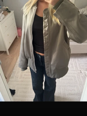 Jacka - Säljer fin hm jacka då den inte kommer till användning🤍