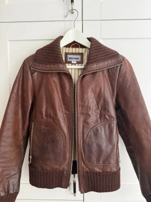 Vintage brun läderjacka  - Vintage brun (äkta) läder jacka från mission. 1 tidigare ägare