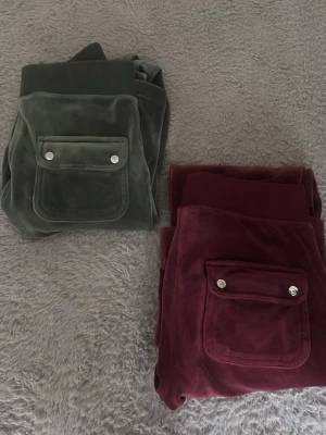1 par vinröda juicy couture och ett par gröna. - säljer mina juicy eftersom dom inte kommer till någon användning!