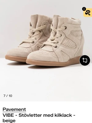 Isabelle Marant liknande skor - Snygga beige sneakers från Pavement med kilklack och perforerade detaljer. Skorna är i mocka med snörning framtill och har en gummisula. Använda en gång❤️