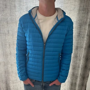 Blå colmar jacka - Storlek S men passar även M. Skick 7/10 nypris 3700. Väldigt snygg och unik jacka som kommer passa perfekt inför hösten 