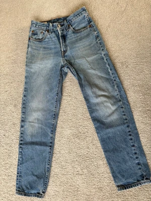 Levi’s 501 ljusblå  - Säljer ett par Levi’s 501 ljusblåa. De har ett hyfsat hål i grenen som lätt går att laga. I övrigt är jeansen i bra skick. Storlek 24, 28