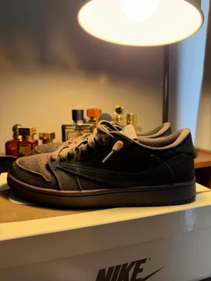 Jordan 1 Retro Low OG Travis Scott Velvet Brown - Jordan 1 Low x Travis Scott, Storlek 42, Nyrpis 7600kr