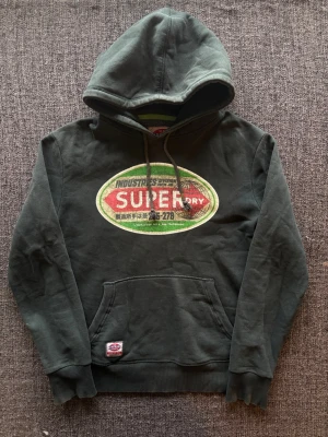 Superdry hoodie ~ sällsynt  - Säljer nu denna sjukt snygga Superdry hoodien | st L ~ 180–190cm | passar även M | olivgrön färg som passar perfekt nu till kyligare dagar! Modellen produceras inte längre och är därav väldigt sällsynt. Kan även gå ner lite i pris vid snabb affär🍁🫶