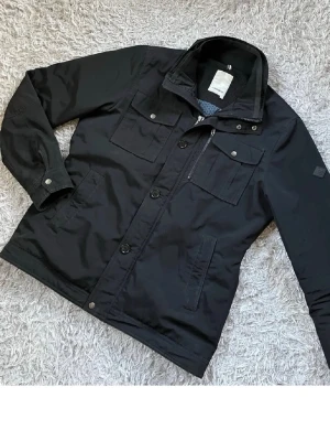 J Lindberg field jacket - J Lindberg field jacket i färgen svart | Strl L passar M, passar dig mellan 180/185 | Nypris 3600kr | Minsta lilla fundering så är det bara att meddela🙌