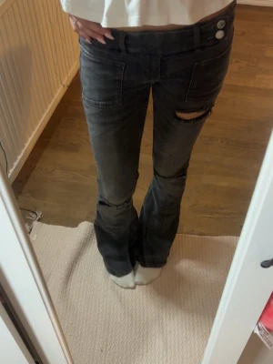 Svarta slitna bootcut jeans - Säljer ett par jätte söta svarta bootcut jeans med slitningar för bra pris!!